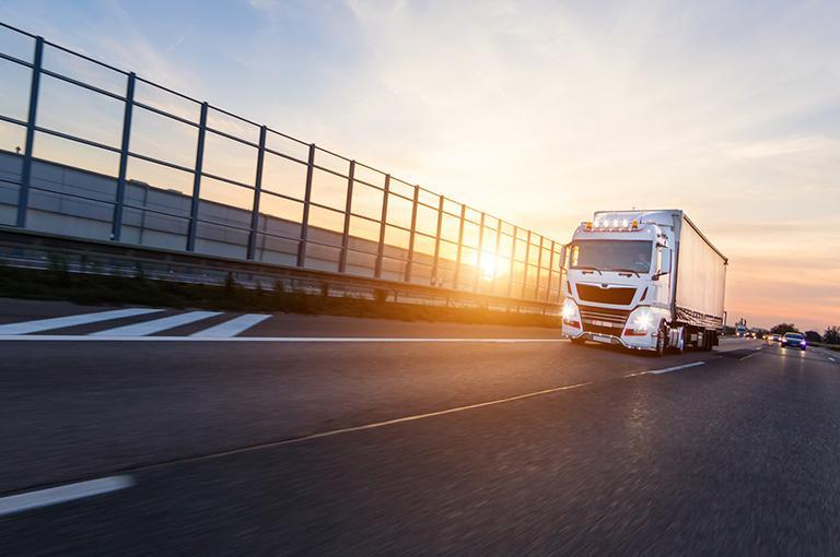 ciężarówka jadąca autostradą